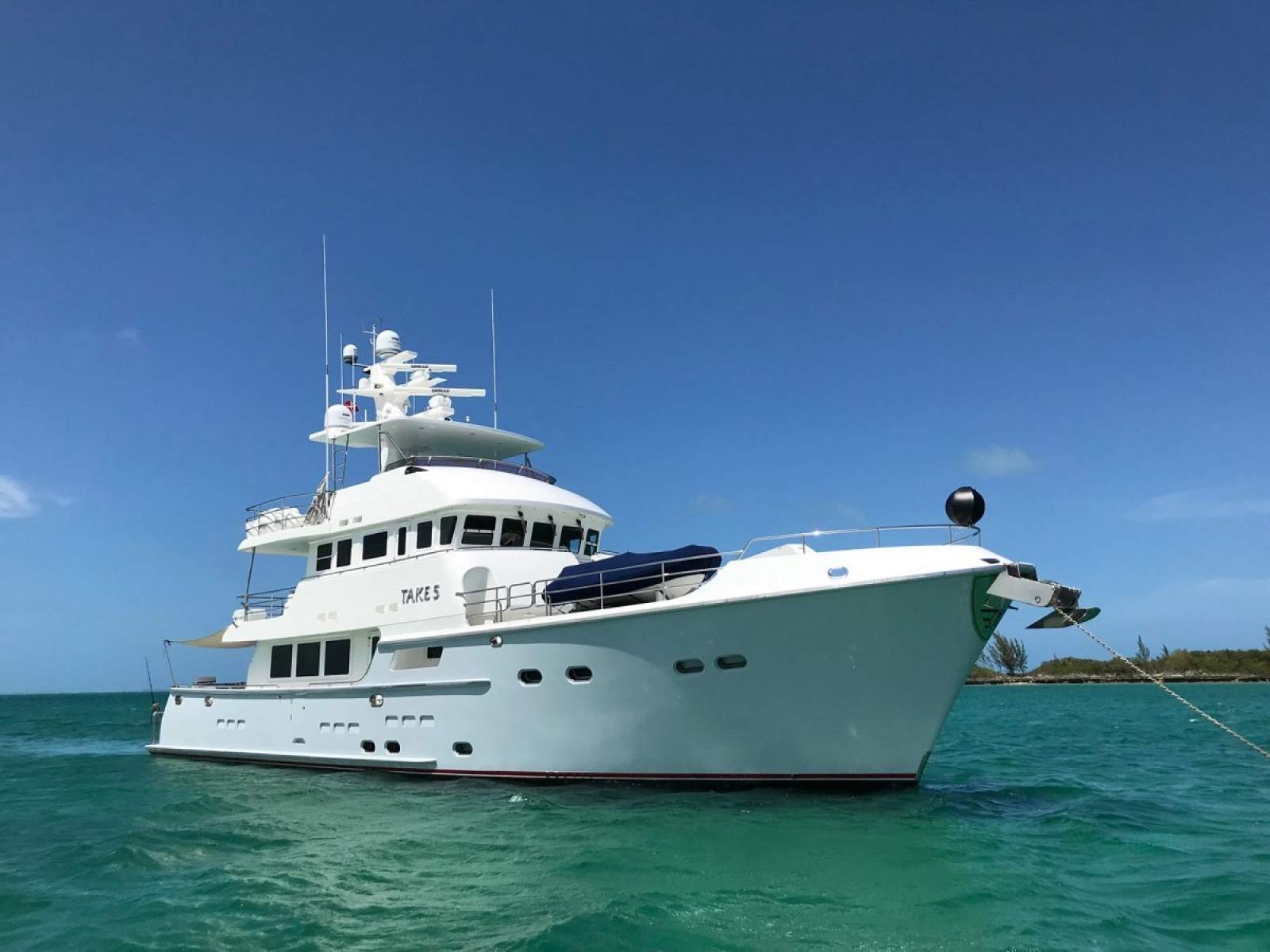 Nordhavn 76 exterior profile on the water, image 01